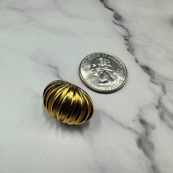 3/$30 Vintage Dome Clip On Earrings Gold Tone Ribbed Oval Bold Statement - Picture 7 of 9